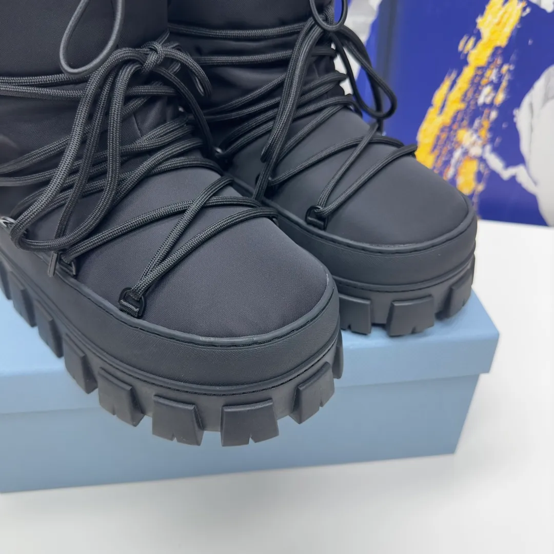 👟👟Ex-factory price 660👟👟 The highest version on the market, Prada's king style, snow boots, ski boots, chubby, so cute and cute →_→ From the Prada limited series, unique. Shiny nylon Oblique upper with criss-cross straps for an ideal fit. The boots are made of technical fabric and have a short-cut version. They can be worn in the city or in the mountains. They make the calves slimmer, taller, warmer and have a concave shape. The boots and soles use the original waterproof effect. The size is 35-40. 41Customized